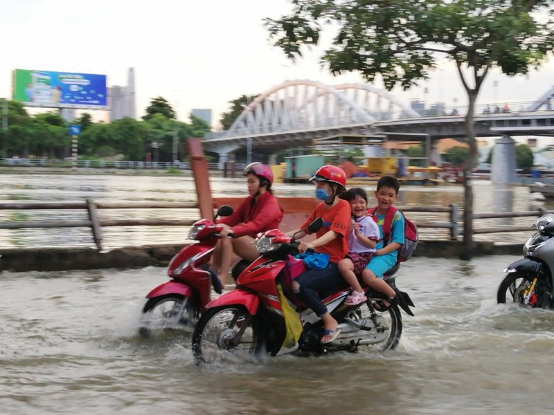 TP.HCM: Nước 'lũ' dâng cao, người dân chật vật lưu thông  - ảnh 8