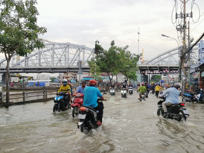 TP.HCM: Nước 'lũ' dâng cao, người dân chật vật lưu thông  - ảnh 1