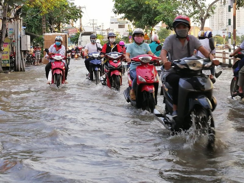 TP.HCM: Nước 'lũ' dâng cao, người dân chật vật lưu thông  - ảnh 2