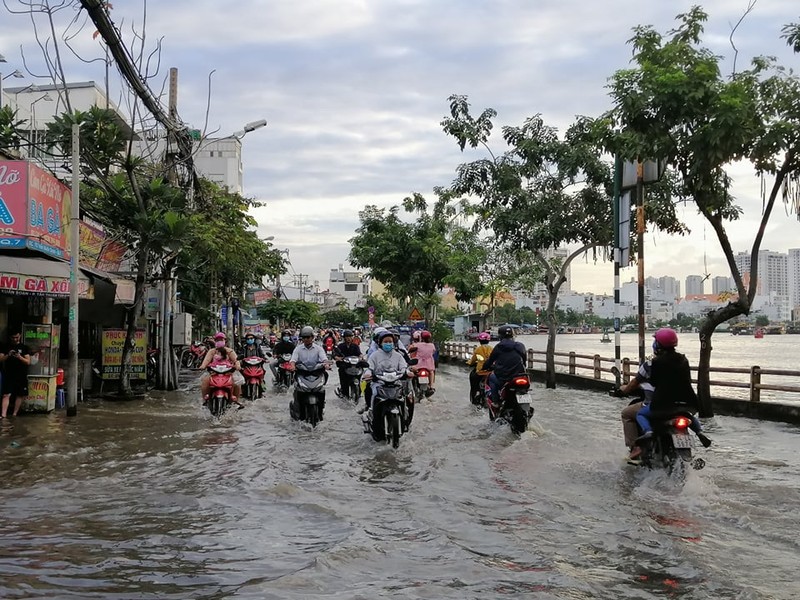 TP.HCM: Nước 'lũ' dâng cao, người dân chật vật lưu thông  - ảnh 3