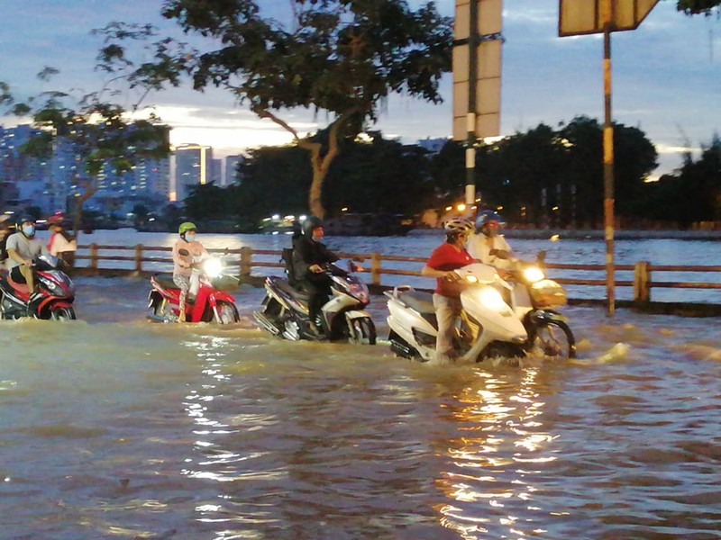 TP.HCM: Nước 'lũ' dâng cao, người dân chật vật lưu thông  - ảnh 10