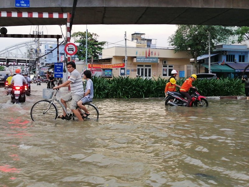 TP.HCM: Nước 'lũ' dâng cao, người dân chật vật lưu thông  - ảnh 9