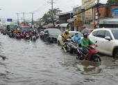 Bình Chánh: Triều cường dâng cao, dân bì bõm vượt ngập 