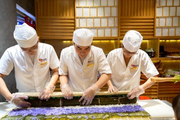Thưởng thức miễn phí maki sushi khổng lồ nặng 8 kg - ảnh 4