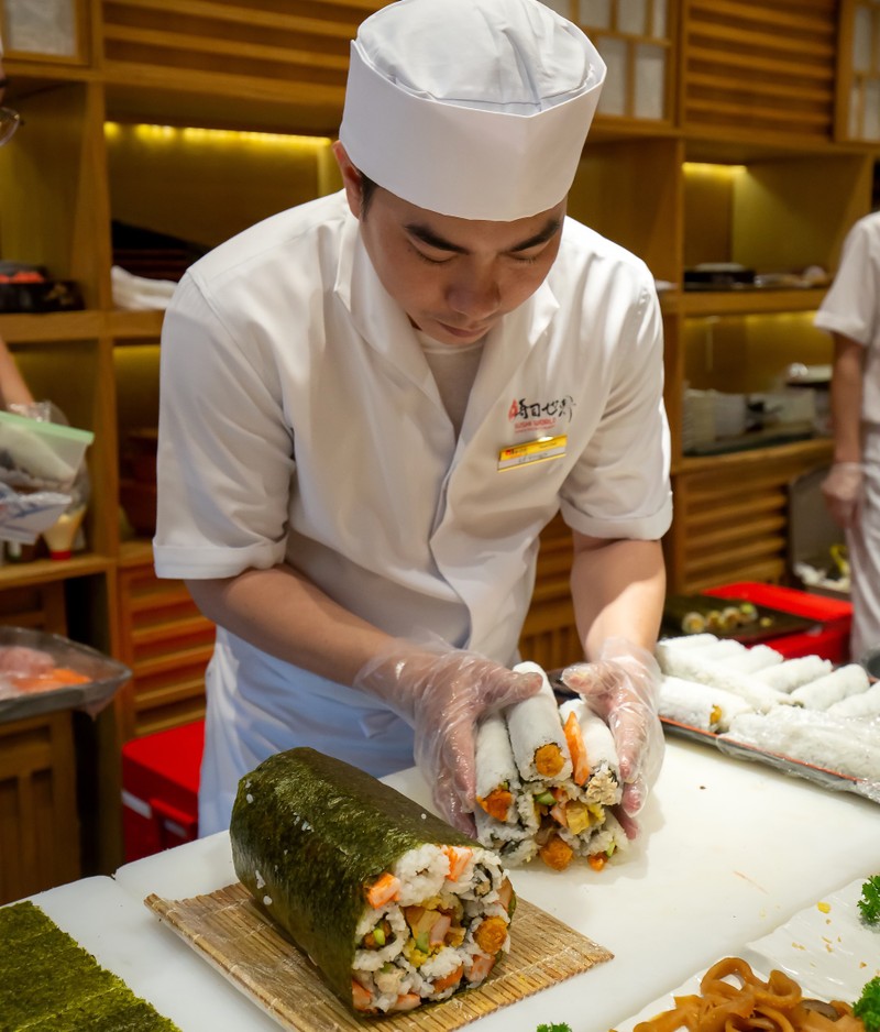 Thưởng thức miễn phí maki sushi khổng lồ nặng 8 kg - ảnh 2