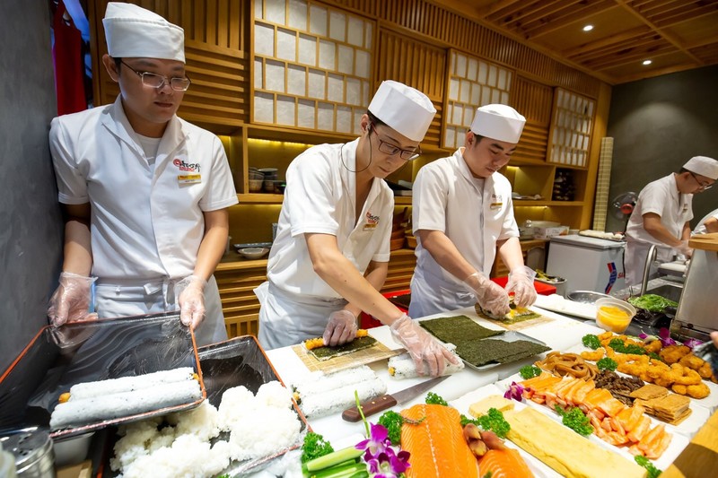 Thưởng thức miễn phí maki sushi khổng lồ nặng 8 kg - ảnh 1
