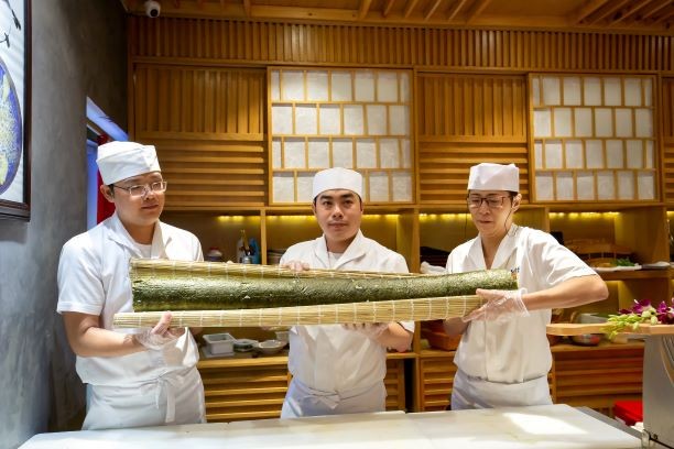Thưởng thức miễn phí maki sushi khổng lồ nặng 8 kg - ảnh 5