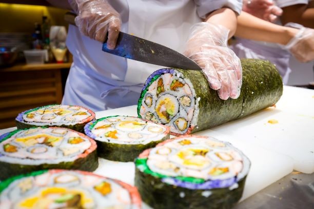 Thưởng thức miễn phí maki sushi khổng lồ nặng 8 kg - ảnh 6