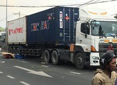 Người đàn ông tử vong khi tông xe khách rồi ngã vào container