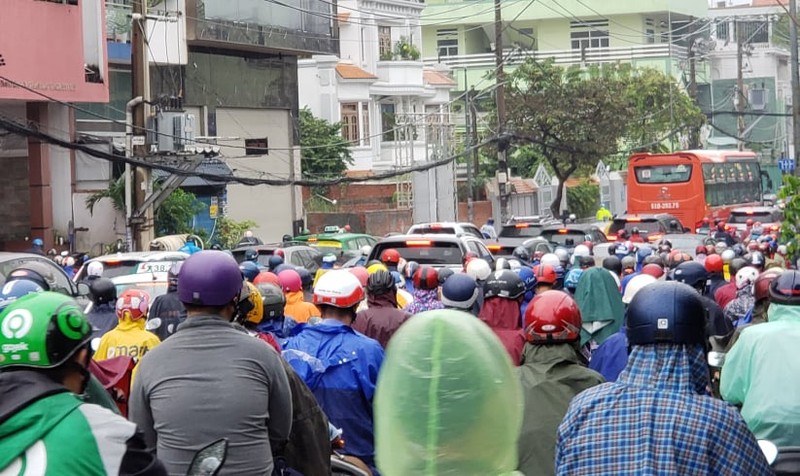 Dòng người trễ giờ làm vì bị 'chôn chân' trên đường - ảnh 1