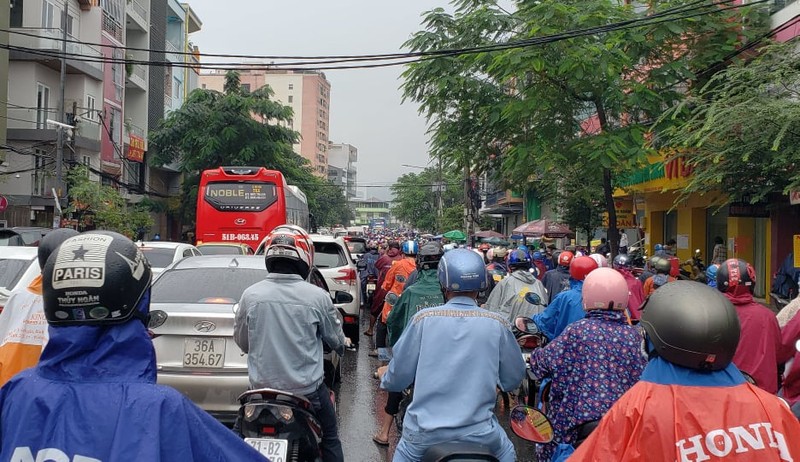 Dòng người trễ giờ làm vì bị 'chôn chân' trên đường - ảnh 4