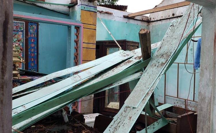Người dân Thị xã Sông Cầu thẫn thờ trong đống đổ nát sau bão - ảnh 2