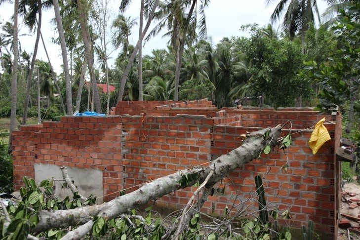 Người dân Thị xã Sông Cầu thẫn thờ trong đống đổ nát sau bão - ảnh 5