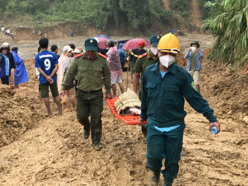 Sạt lở Trà Leng: Đưa chó nghiệp vụ tìm 12 người mất tích - ảnh 3