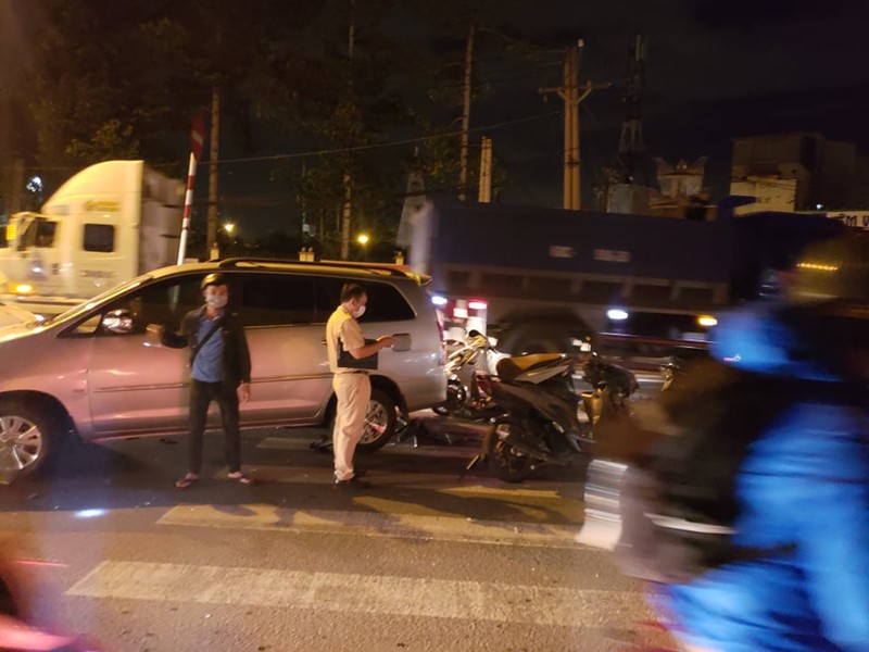 Nóng: Ô tô tông 10 xe máy, nhiều người bị thương tại Thủ Đức - ảnh 1