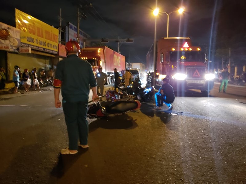 Nóng: Ô tô tông 10 xe máy, nhiều người bị thương tại Thủ Đức - ảnh 7