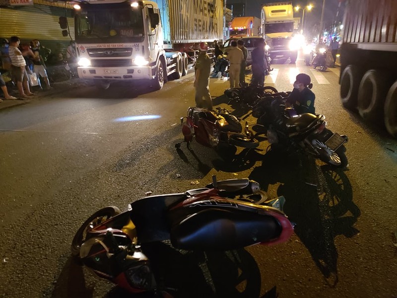 Nóng: Ô tô tông 10 xe máy, nhiều người bị thương tại Thủ Đức - ảnh 5