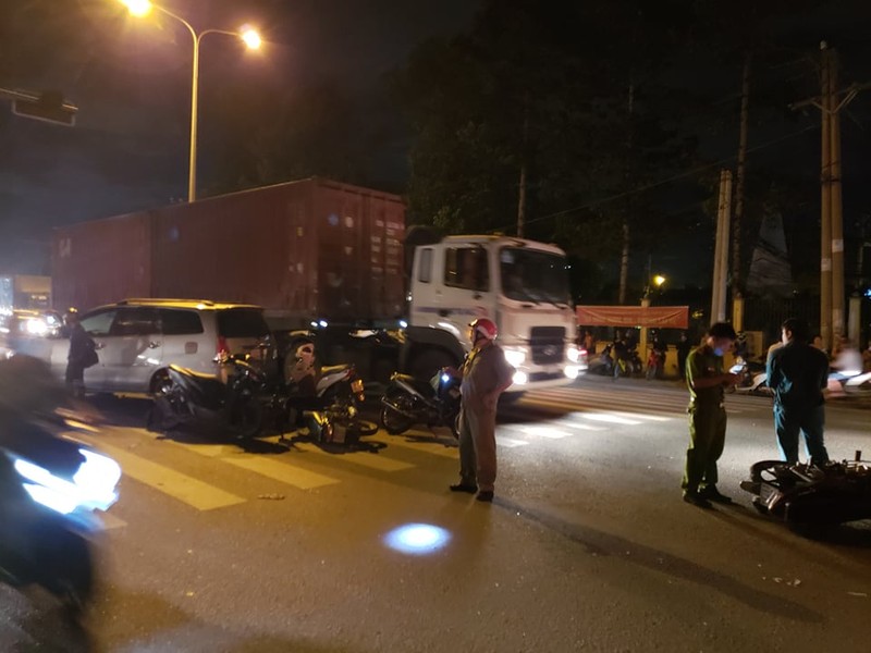 Nóng: Ô tô tông 10 xe máy, nhiều người bị thương tại Thủ Đức - ảnh 6