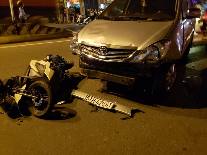 Nóng: Ô tô tông 10 xe máy, nhiều người bị thương tại Thủ Đức - ảnh 2