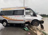 Tai nạn liên hoàn, xe khách suýt rơi xuống cầu Trà Khúc