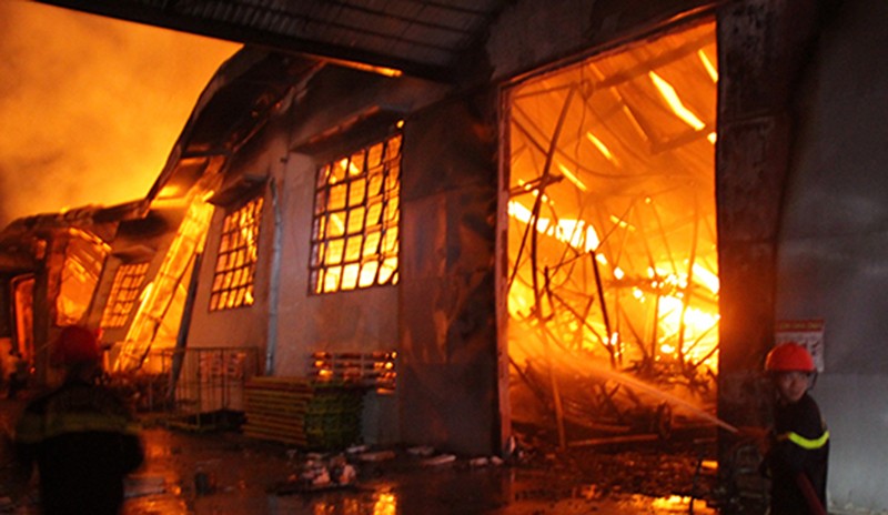 Nhà xưởng 3.000 m2 chứa đồ gỗ xuất khẩu bị cháy rụi - ảnh 1
