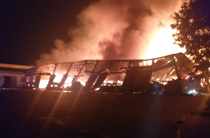 Nhà xưởng 3.000 m2 chứa đồ gỗ xuất khẩu bị cháy rụi - ảnh 2