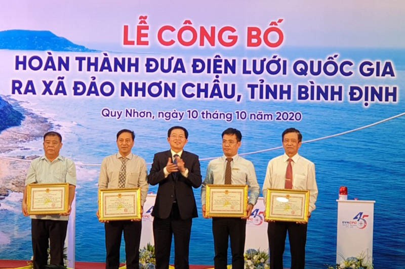 Hoàn thành dự án đưa điện lưới quốc gia ra đảo Nhơn Châu - ảnh 2