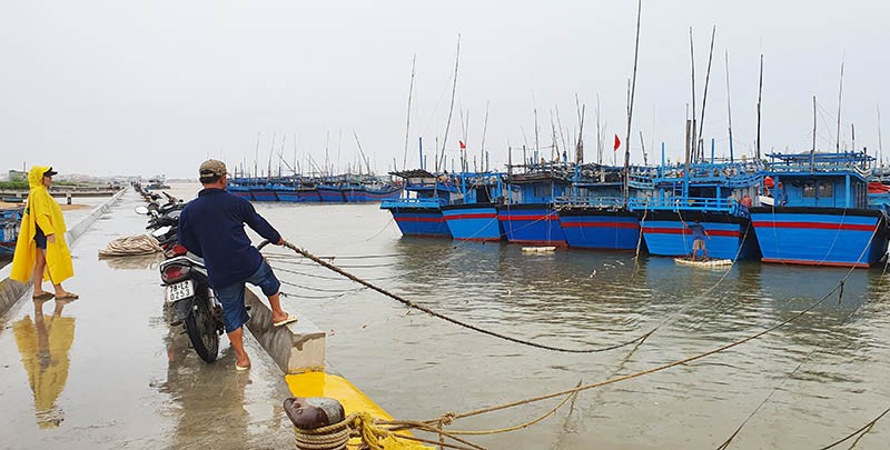 Phú Yên sơ tán hàng ngàn người đi tránh bão - ảnh 4