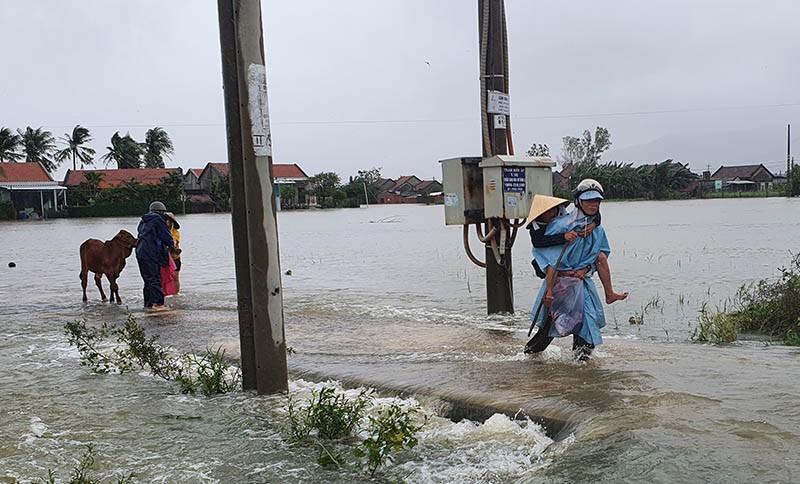 Bão vừa tan, nhiều làng ở Phú Yên hối hả chạy lũ - ảnh 2