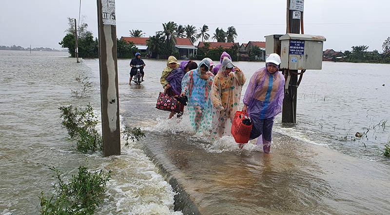 Bão vừa tan, nhiều làng ở Phú Yên hối hả chạy lũ - ảnh 6