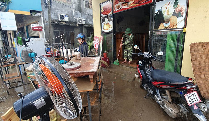 Phú Yên: Đường phố, nhà cửa ngổn ngang sau lũ - ảnh 8