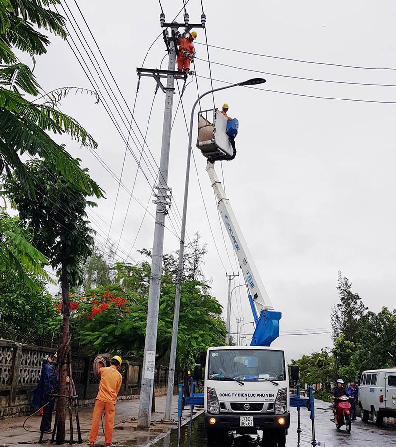 Phú Yên: Đường phố, nhà cửa ngổn ngang sau lũ - ảnh 12