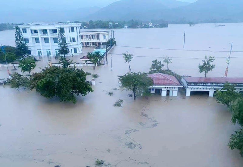 Hàng chục ngàn căn nhà ở Phú Yên vẫn ngập trong lũ - ảnh 2