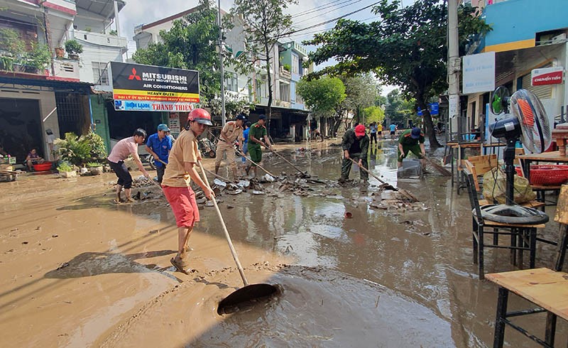 Phú Yên: Đường phố, nhà cửa ngổn ngang sau lũ - ảnh 1