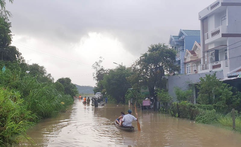 Hàng chục ngàn căn nhà ở Phú Yên vẫn ngập trong lũ - ảnh 4