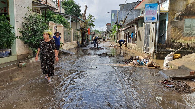 Phú Yên: Đường phố, nhà cửa ngổn ngang sau lũ - ảnh 6