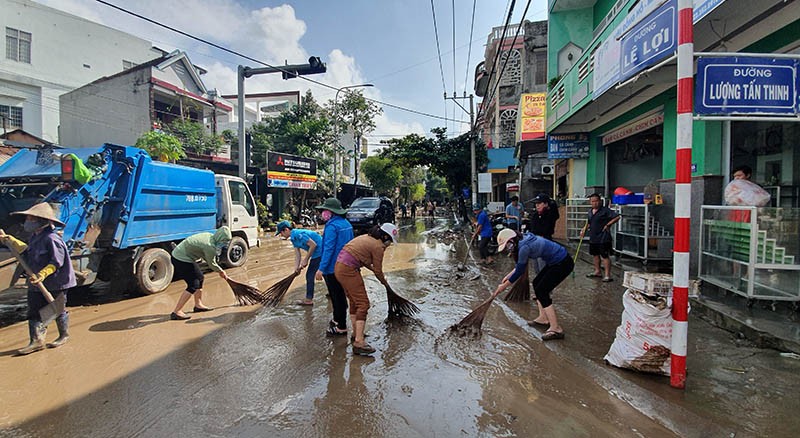 Phú Yên: Đường phố, nhà cửa ngổn ngang sau lũ - ảnh 7