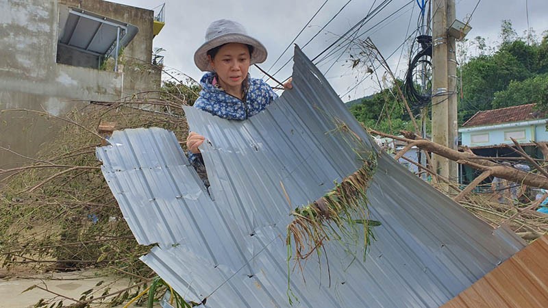 Phú Yên: Đường phố, nhà cửa ngổn ngang sau lũ - ảnh 9