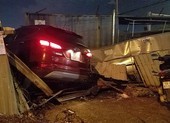 Ô tô 7 chỗ tông nhiều xe, húc sập hàng rào ở Bình Tân
