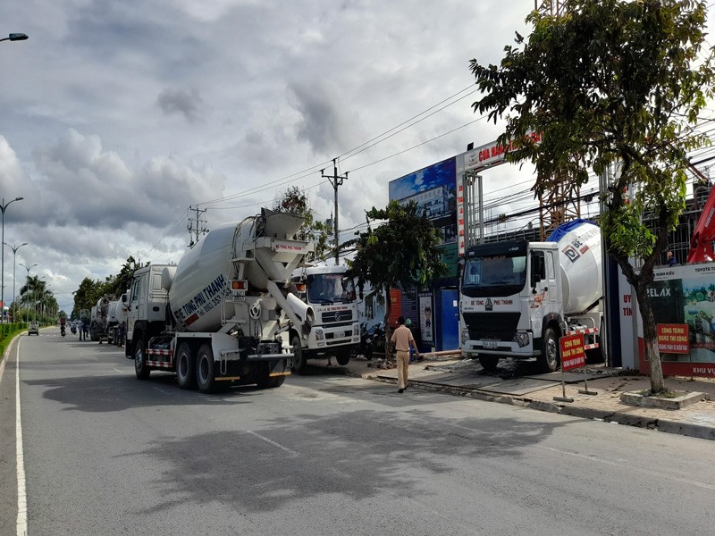 CSGT lập biên bản đoàn xe bồn chở bê tông Phú Thành - ảnh 1