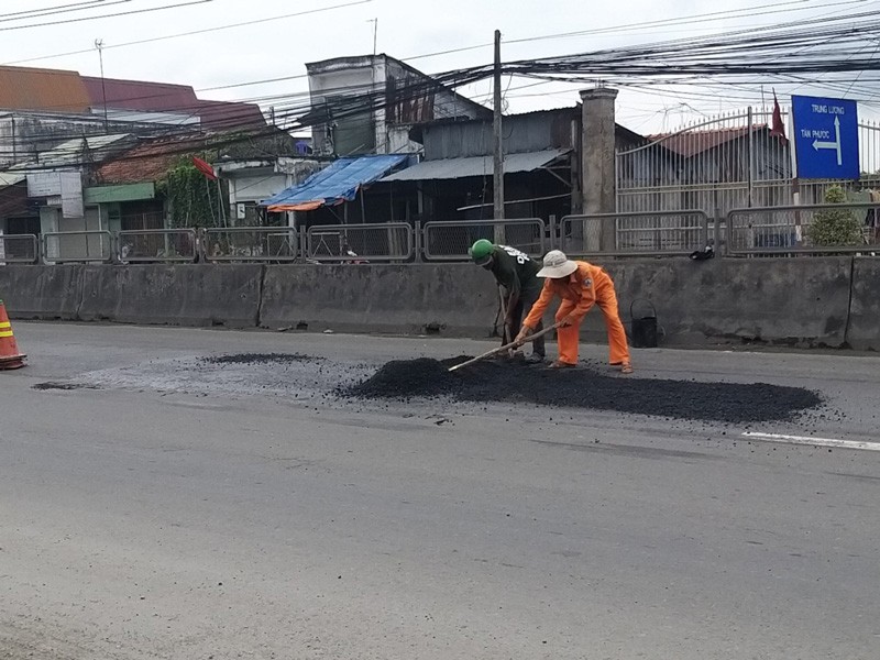 Khẩn trương dặm vá hư hỏng Quốc lộ 1 đoạn qua Tiền Giang - ảnh 2