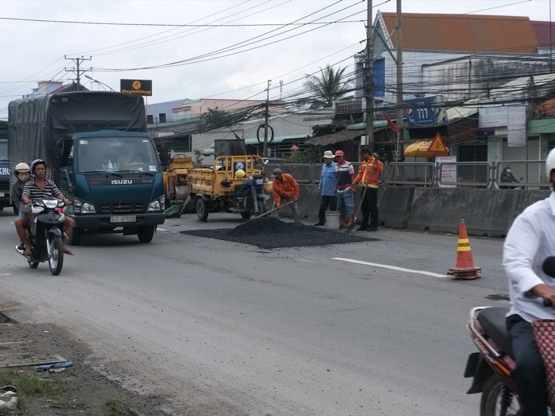 Khẩn trương dặm vá hư hỏng Quốc lộ 1 đoạn qua Tiền Giang - ảnh 1