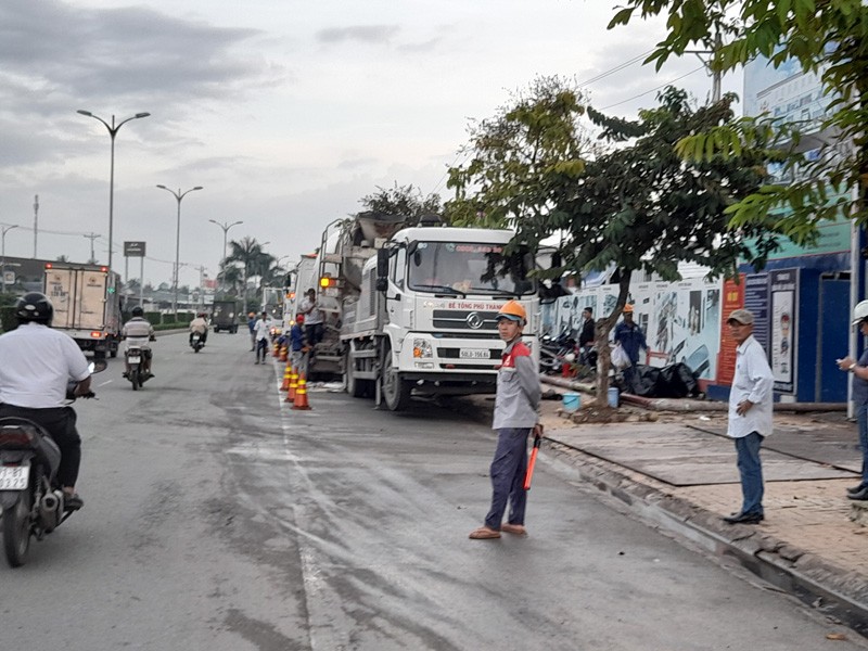 Lập biên bản xử lý 4 xe 'vua' chở bê tông quá tải - ảnh 1