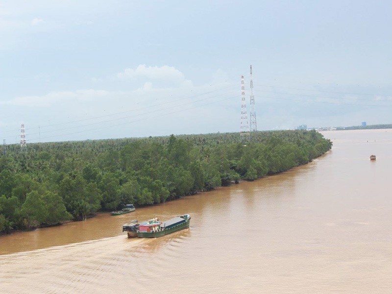 Ngưng bến thủy trong hành lang lưới điện vượt sông Hàm Luông - ảnh 1