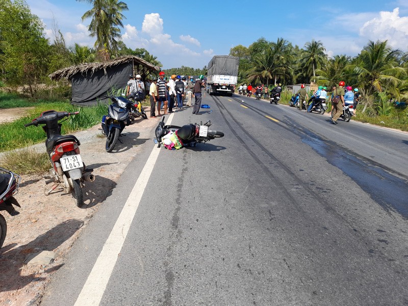 Hai anh em trên đường đi học về quê bị xe tải tông thương vong - ảnh 3