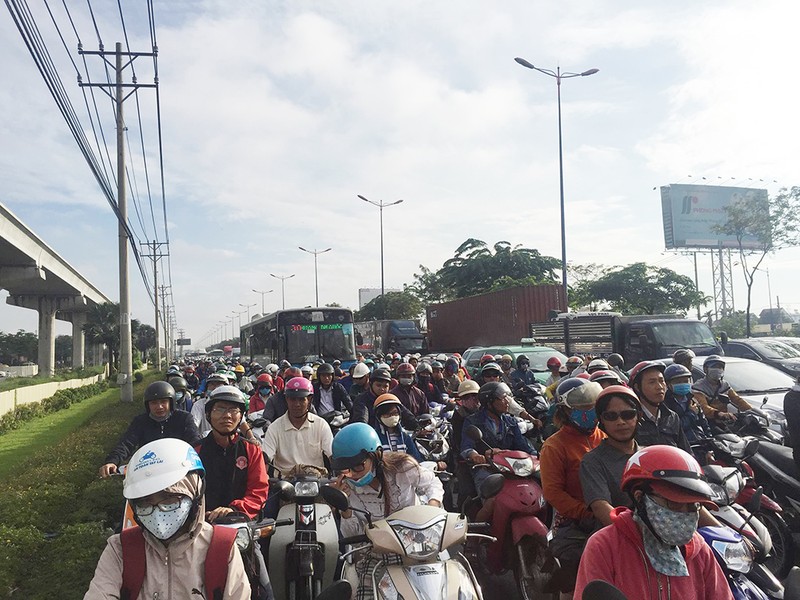 Kẹt xe kinh hoàng trên xa lộ Hà Nội - ảnh 3