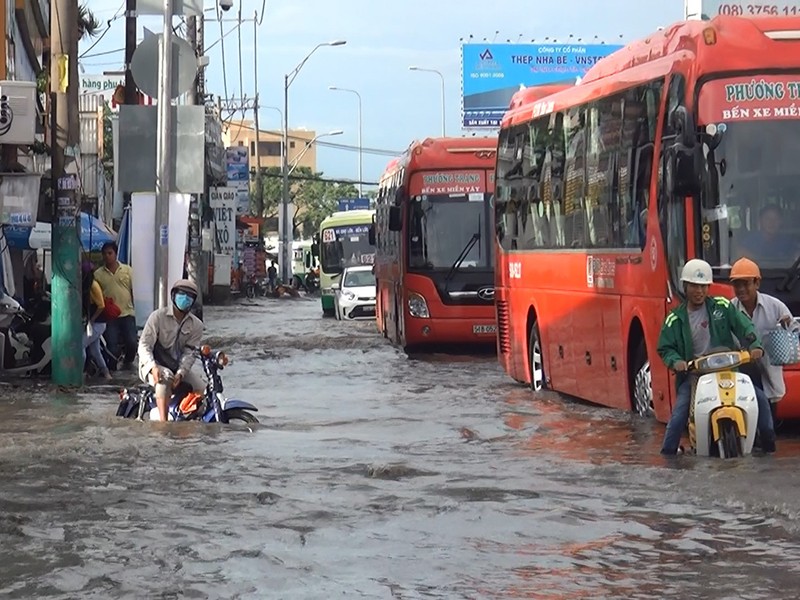 Quốc lộ 1A ngập chìm sau cơn mưa lúc sáng sớm - ảnh 3