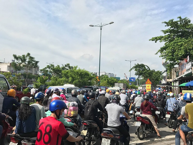 Kẹt xe kinh hoàng trên xa lộ Hà Nội - ảnh 8