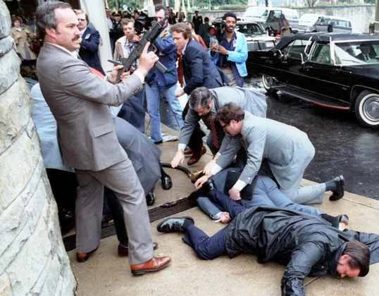 Mật vụ Mỹ với Uzi khi tổng thống Reagan bị bắn ngày 30/03/1981 Mật vụ Mỹ với Uzi khi tổng thống Reagan bị bắn ngày 30/03/1981