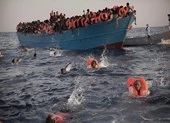 Tàu cánh ngầm đâm vào cá voi, 87 người bị thương ảnh 3 Lật tàu ngoài khơi Libya, nghi 90 người thiệt mạng